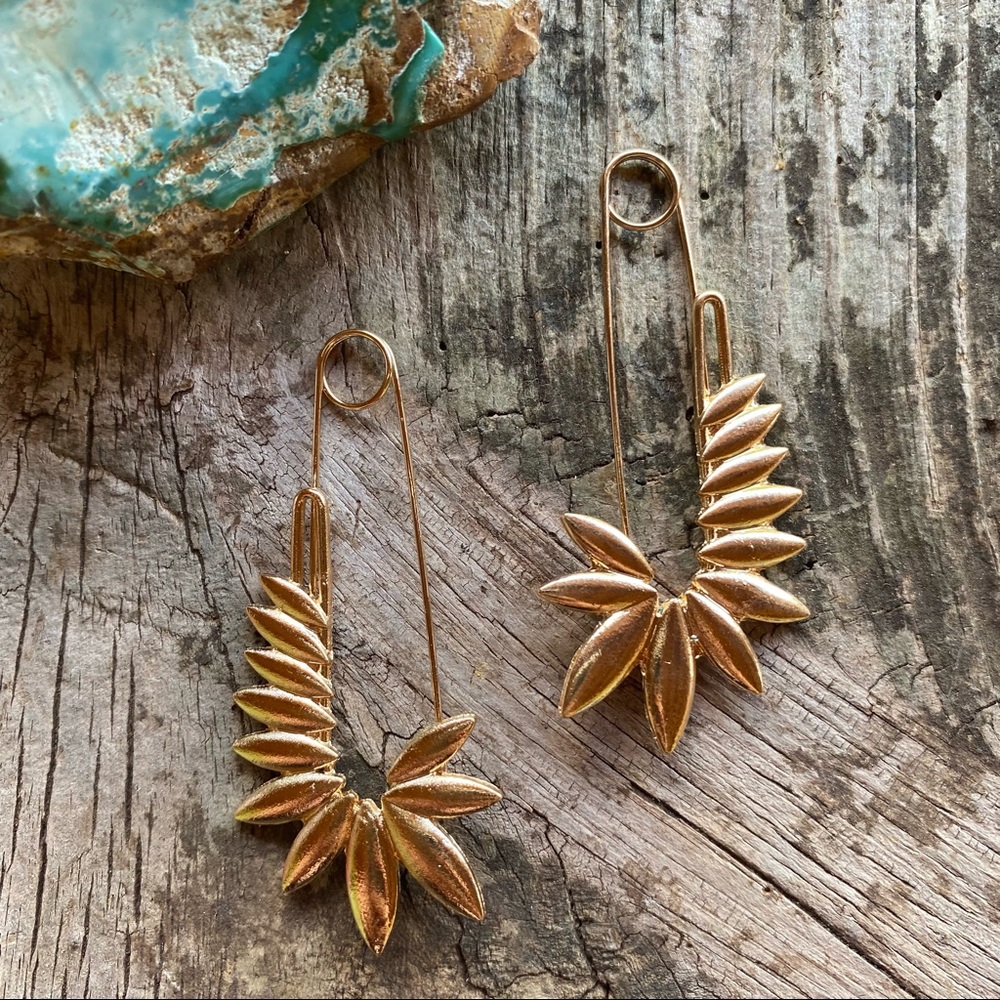 🧷FP Gold Safety Pin Gold Earrings🧷 - Picture 1 of 4